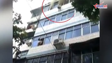 Người mẹ liều mình ném 2 con xuống đất từ tầng 5 căn hộ bốc cháy