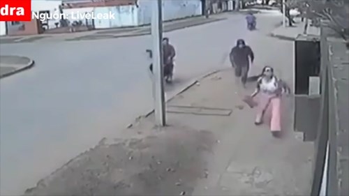 Người phụ nữ nhanh trí ném túi xách qua tường nhà khi bị cướp