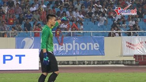 Vì sao thủ môn Bùi Tiến Dũng được trao băng đội trưởng trong trận gặp Oman?