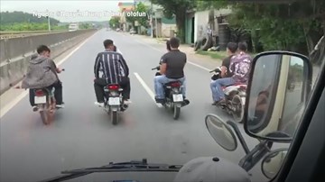 4 xe máy dàn hàng ngang 'trêu ngươi' ô tô trên quốc lộ