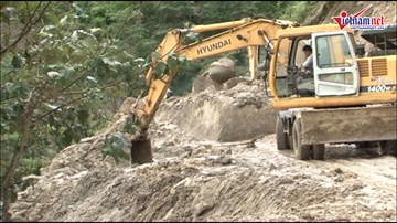 Lai Châu sạt lở kinh hoàng, lội bùn ngập gối về vùng lũ Vàng Ma Chải