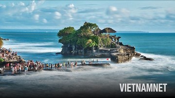 Ngôi đền cổ linh thiêng 'chênh vênh' giữa thiên đường Bali