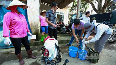 Hà Nội: Máy khử trùng ù ù khắp làng sau nửa tháng chìm trong biển nước