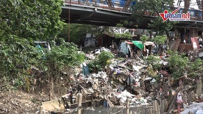 Cảnh ô nhiễm đáng sợ ở chân cầu Long Biên: Bao giờ rác 'nở' thành hoa?