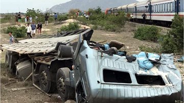 Tàu hỏa tông xe tải chở muối văng xa, đường sắt tê liệt