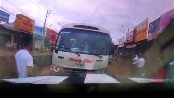 Tài xế xe khách chạy ngược chiều xem thường mạng sống hành khách