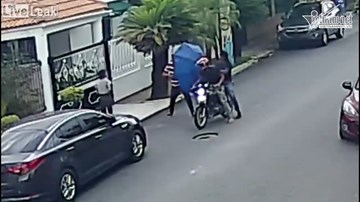 Chưa kịp ra tay, 2 tên cướp bị nạn nhân đánh phủ đầu phải chạy trối chết