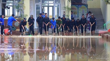 Cảnh sát cơ động, cứu hỏa đẩy nước giúp cô giáo mầm non nơi rốn lũ