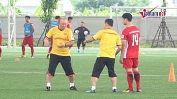 Xem thầy Park và trợ lý 'chỉnh' các cầu thủ U23 Việt Nam trên sân tập