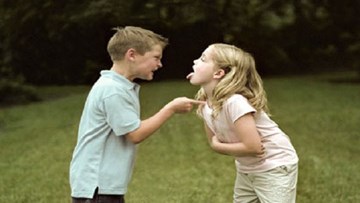 Khi em gái dùng tuyệt chiêu, anh trai tất nhiên bị bại