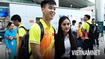 Olympic Việt Nam trong vòng vây người hâm mộ trước giờ lên máy bay dự ASIAD