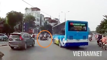 'Hung thần' xe buýt hất văng xe máy khi đột ngột quay đầu