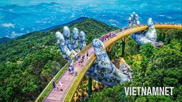 Dạo bước qua 'bàn tay của trời' trên Cầu Vàng ở Đà Nẵng