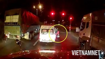 Xe máy chở theo trẻ em vẫn hùng hổ lao lên 