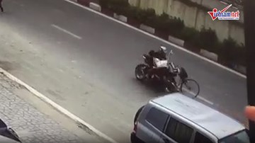 Xe phân khối lớn đâm ngã cụ bà rồi bỏ chạy trên phố Hà Nội