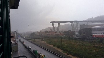Cầu đường bộ cao tốc đổ sập tại Italia, ít nhất 18 người thương vong