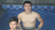 Ngắm body siêu chuẩn của các 'hot boy' U23 Việt Nam dưới bể bơi