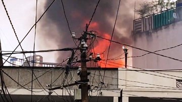 Đốt nhà gây náo loạn khu phố vì cuồng ghen