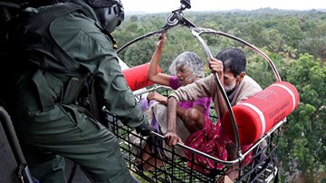 Hình ảnh nhà cửa bị cuốn trôi trong trận lũ tồi tệ nhất 100 năm qua ở Ấn Độ