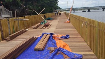 Đường đi bộ lát gỗ lim siêu sang ven sông Hương chưa xong đã nứt