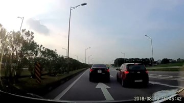 Ô tô con dừng đột ngột, suýt gây đại họa trên cao tốc