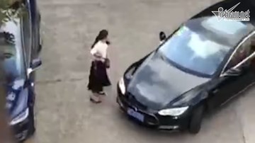 Bị chọc tức, nữ tài xế lái ô tô trả thù cực nguy hiểm