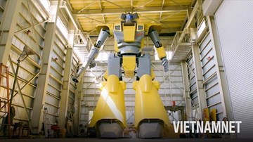 Kỹ sư nông nghiệp mê hoạt hình chế tạo robot 5 tấn lớn nhất thế giới