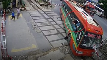 Barie chắn tàu xuyên thủng kính xe, hành khách vội nhảy ra ngoài
