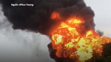Hà Nội: Cháy xưởng sơn dữ dội, nhiều ngôi nhà bị thiêu rụi