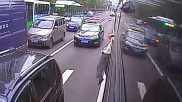 Cụ ông bất ngờ mở cửa sổ nhảy khỏi xe buýt giữa ngã tư đông đúc