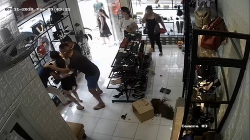 Hải Dương: Xông vào đánh chủ cửa hàng vì bị nhắc nhở việc đỗ xe