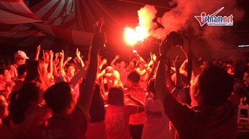 Cổ động viên nhảy múa tưng bừng mừng Olympic Việt Nam vào tứ kết ASIAD