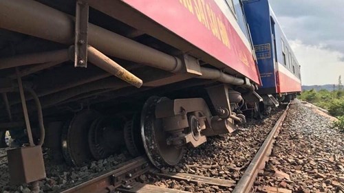 Tàu SE7 trật khỏi đường ray, hai toa đổ nghiêng
