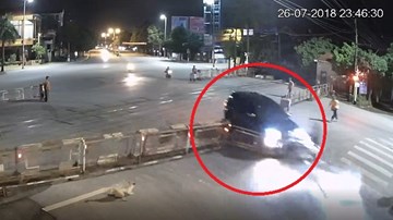 Thanh Hóa: Xế hộp lao như điên, húc tung gác chắn