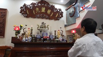 Bố Quang Hải thắp hương trước trận đấu, mong con nỗ lực hết sức