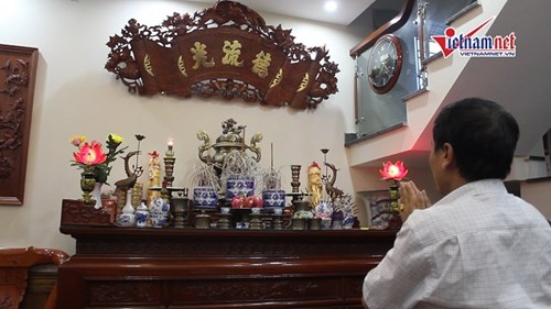 Bố Quang Hải thắp hương trước trận đấu, mong con nỗ lực hết sức