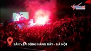 Dân Thủ đô trùm thùng carton, dầm mưa cổ vũ U23 Việt Nam đá tứ kết ASIAD