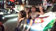 Ngồi cốp ô tô, đứng nóc xe tải xuống đường mừng U23 Việt Nam vào bán kết