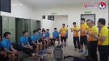 Hình ảnh xúc động của HLV Park và các cầu thủ bên trong phòng thay đồ