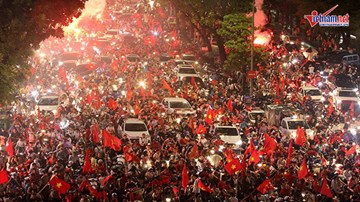 Thua Hàn Quốc, CĐV Việt Nam vẫn xuống đường mừng đội nhà làm nên lịch sử