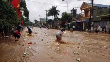 Lũ cuốn phăng siêu thị, bất lực nhìn hàng hóa trôi trong dòng nước xiết
