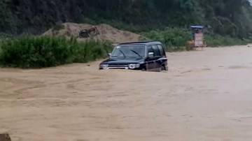 Sơn La: Quốc lộ 6 thành sông, ô tô liều mình lao như xe lội nước