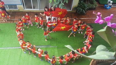 Dàn CĐV nhí siêu đáng yêu hào hứng tiếp lửa cho U23 Việt Nam