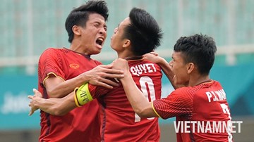 Nhảy múa tưng bừng mừng Văn Quyết ghi bàn gỡ hòa trong trận cầu lịch sử