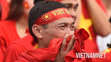 Cổ động viên bật khóc khi Olympic Việt Nam vuột mất huy chương