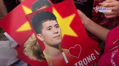 Cờ hoa, chiêng trống vây kín đường chào đón U23 Việt Nam về nước