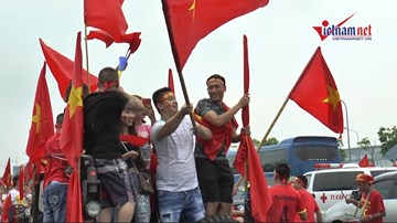 Bất chấp trời mưa, bụng đói, CĐV nối nhau ra Nội Bài chờ đón U23 VN