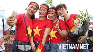Bố Văn Quyết và bố mẹ Xuân Trường ở sân bay hồi hộp chờ đón con về