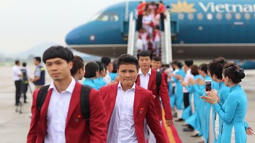 Dàn 'soái ca' Olympic Việt Nam rạng ngời bước xuống thảm đỏ