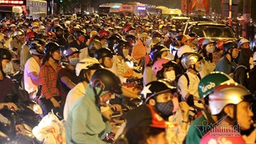 Tiếng hú tuyệt vọng giữa biển người chôn chân bất lực